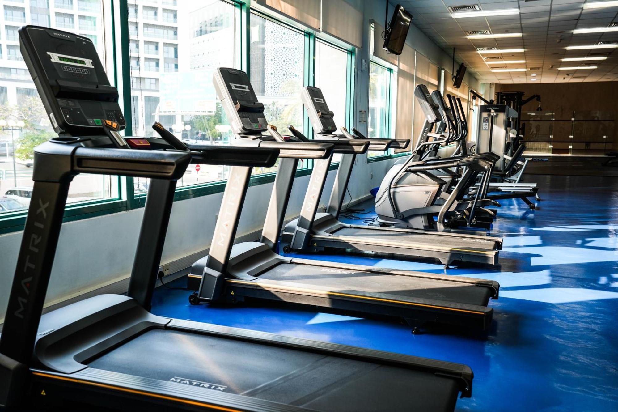 Moevenpick Grand Al Bustan Hotel Dubai Exterior photo A row of treadmills